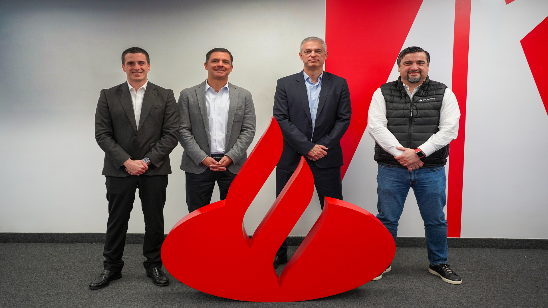 Altos Andes y Santander Consumer Perú anuncian alianza de financiamiento