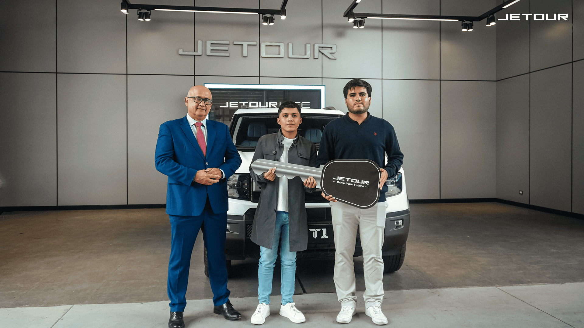Jetour Perú culmina su campaña de aniversario con la entrega oficial de una T1 al ganador de la celebración 